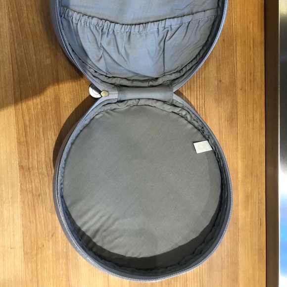 Becca Cosmetics matte holographic round makeup bag - Picture 3 of 4